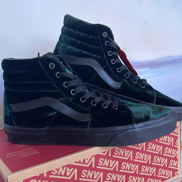 Vans WMNS Sk8-Hi Velvet Green/Black
VN0A4BVT203
Sneakers - Picture 5 of 16